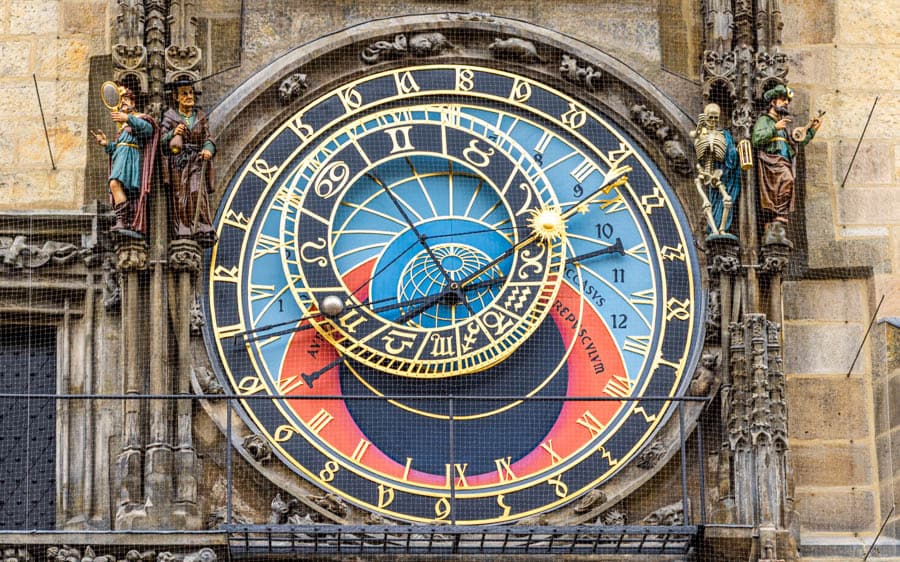 布拉格天文鐘最醒目的天文鐘盤顯示太陽和月亮位置